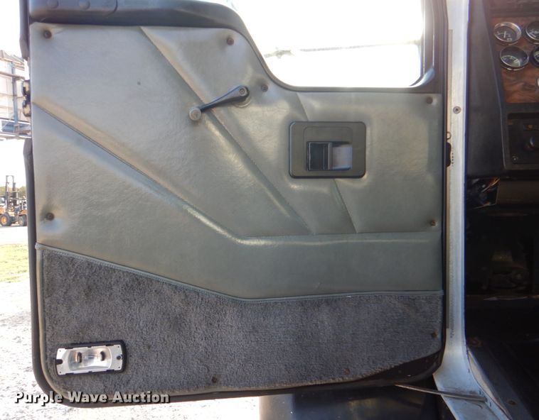 image for item HT9487 2001 Kenworth T300  semi truck