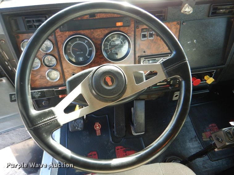 image for item HT9487 2001 Kenworth T300  semi truck