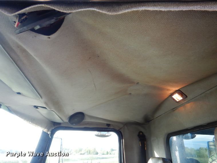 image for item HT9487 2001 Kenworth T300  semi truck