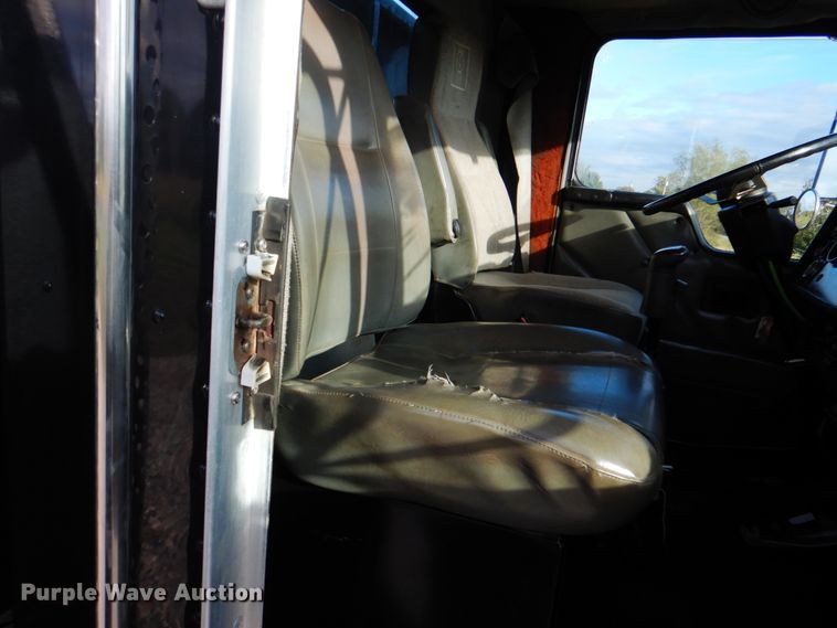 image for item HT9487 2001 Kenworth T300  semi truck