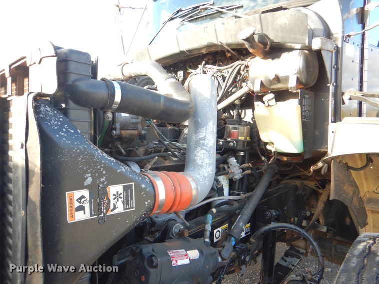 image for item HT9487 2001 Kenworth T300  semi truck