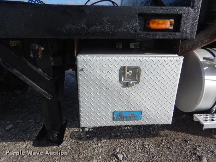 image for item HT9487 2001 Kenworth T300  semi truck