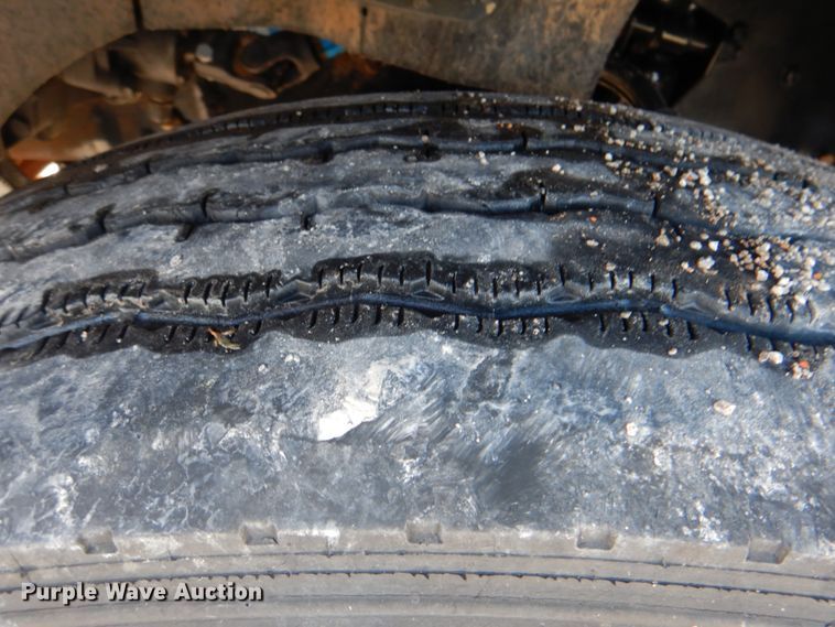 image for item HT9487 2001 Kenworth T300  semi truck