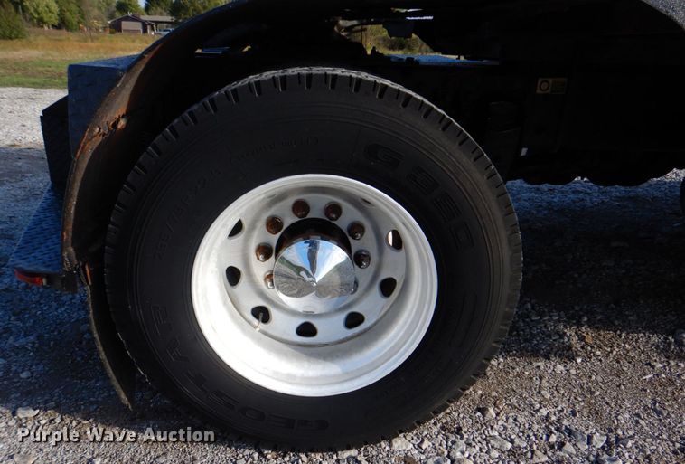 image for item HT9487 2001 Kenworth T300  semi truck