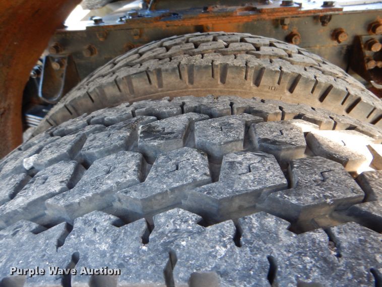 image for item HT9487 2001 Kenworth T300  semi truck