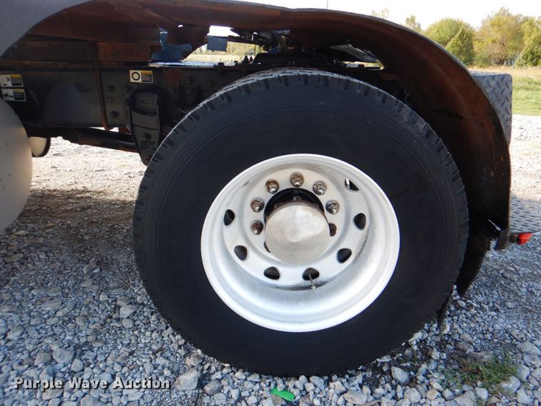 image for item HT9487 2001 Kenworth T300  semi truck