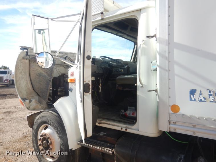 image for item HU9362 2000 International 4900  box truck