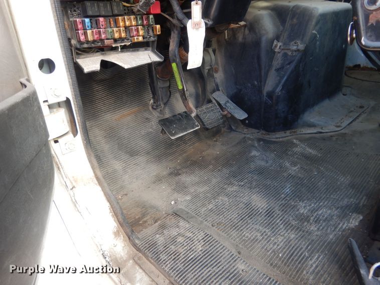 image for item HU9362 2000 International 4900  box truck