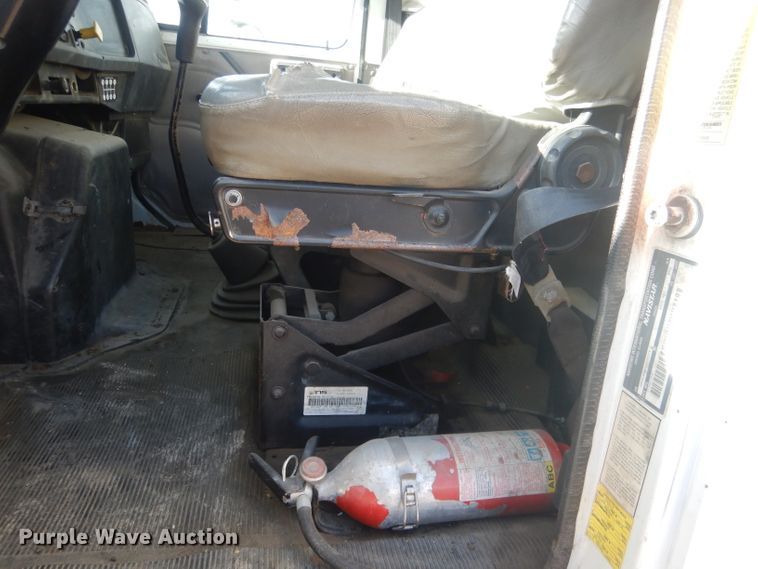 image for item HU9362 2000 International 4900  box truck