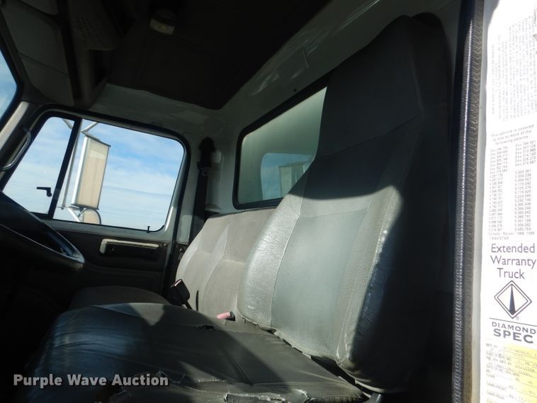 image for item HU9362 2000 International 4900  box truck