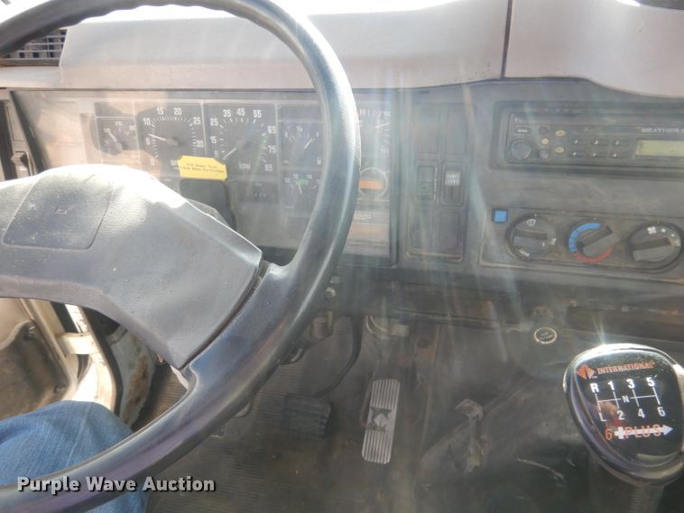 image for item HU9362 2000 International 4900  box truck