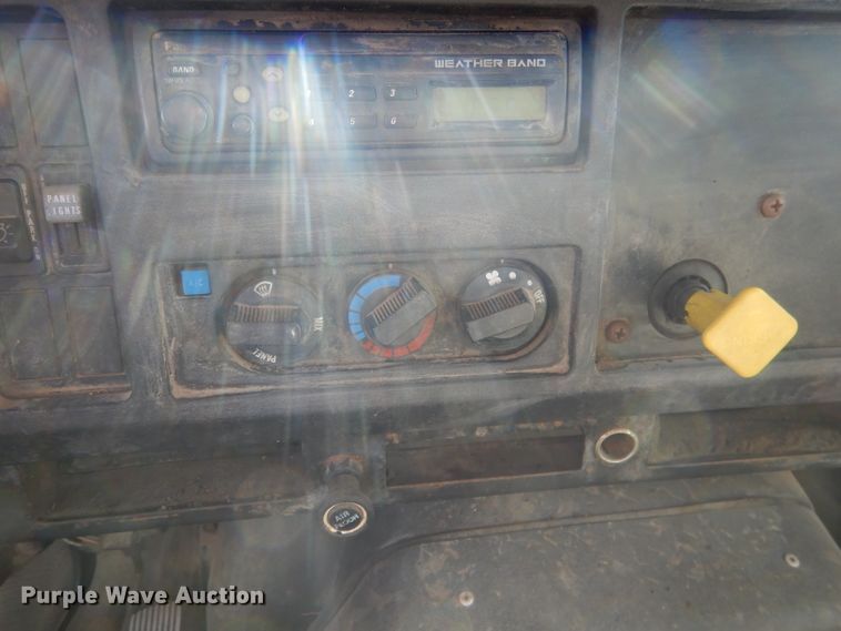 image for item HU9362 2000 International 4900  box truck