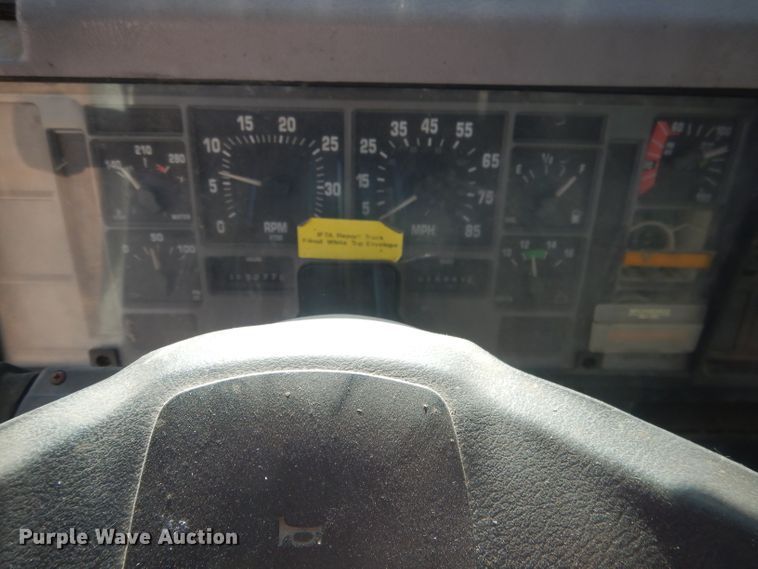 image for item HU9362 2000 International 4900  box truck