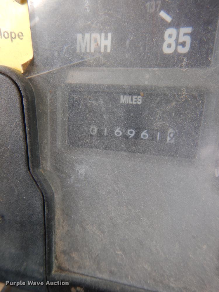 image for item HU9362 2000 International 4900  box truck