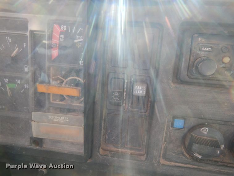 image for item HU9362 2000 International 4900  box truck