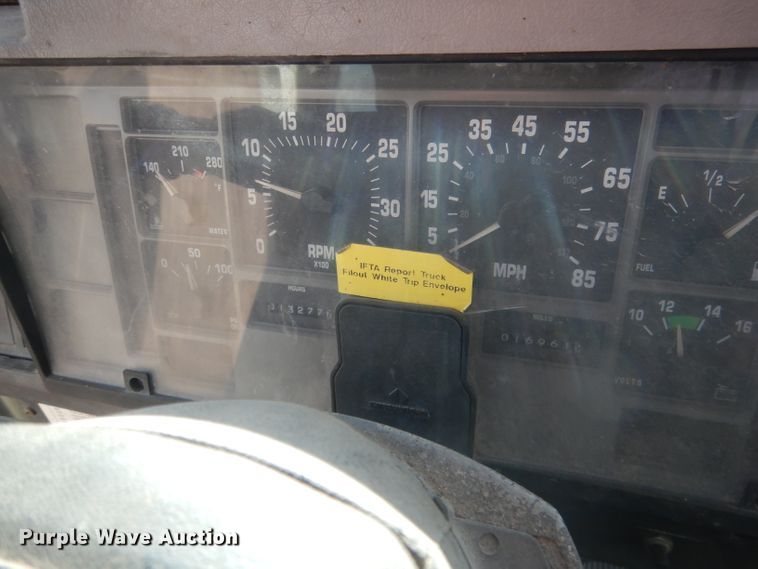 image for item HU9362 2000 International 4900  box truck