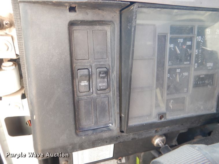 image for item HU9362 2000 International 4900  box truck