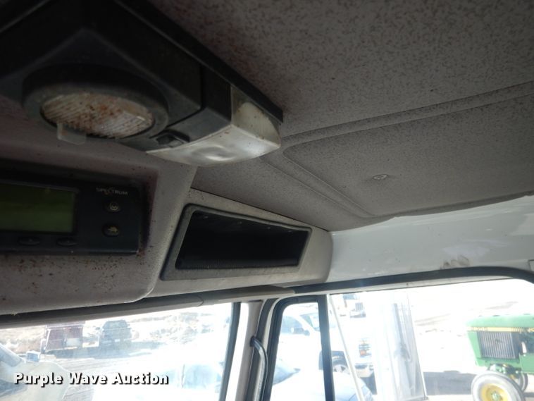 image for item HU9362 2000 International 4900  box truck