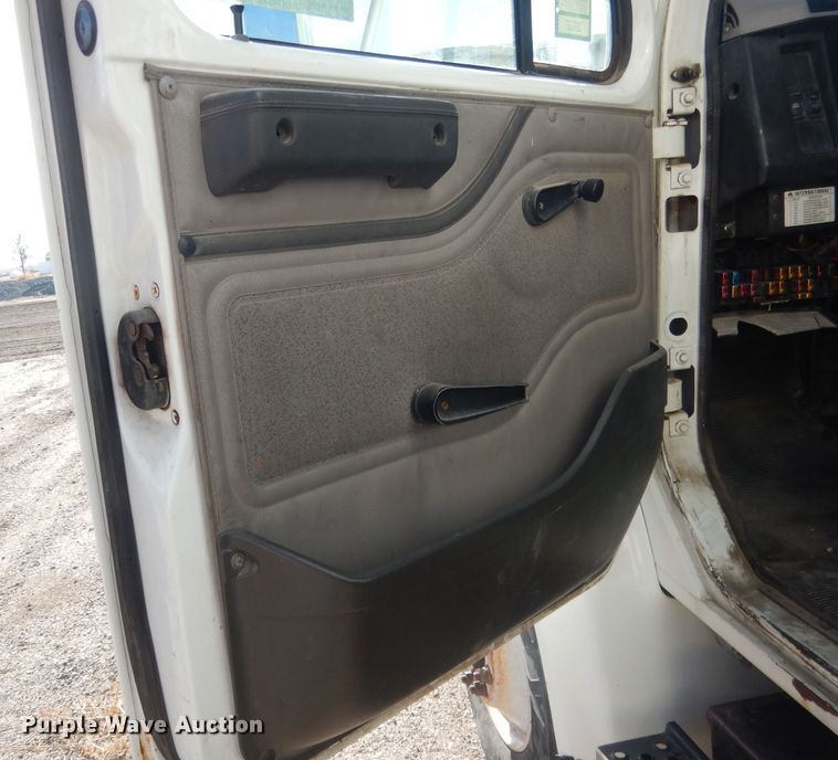 image for item HU9362 2000 International 4900  box truck