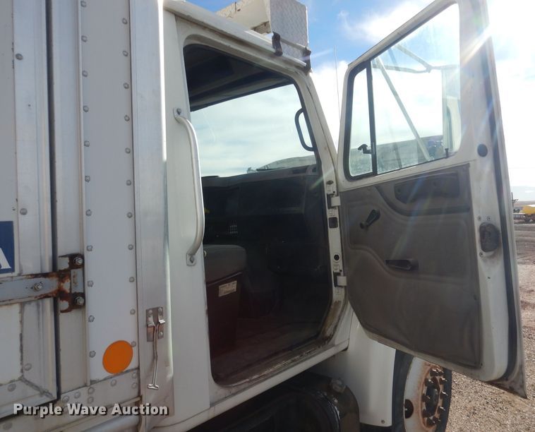 image for item HU9362 2000 International 4900  box truck