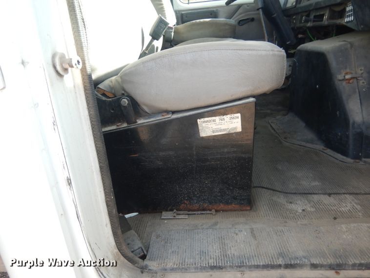 image for item HU9362 2000 International 4900  box truck