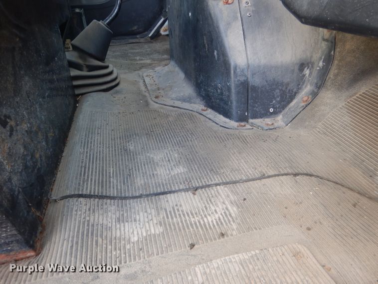 image for item HU9362 2000 International 4900  box truck