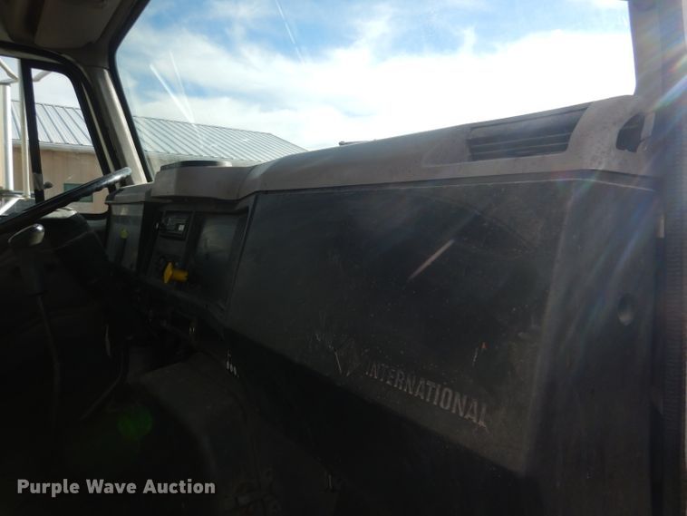 image for item HU9362 2000 International 4900  box truck