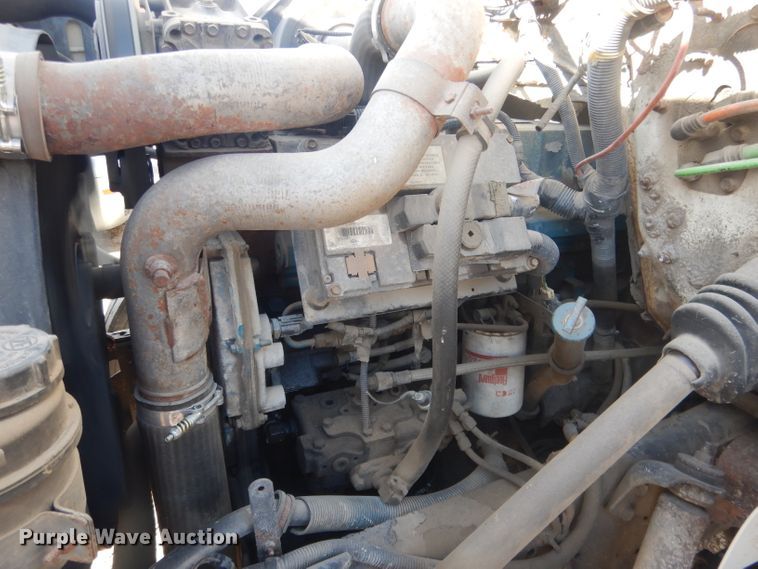 image for item HU9362 2000 International 4900  box truck