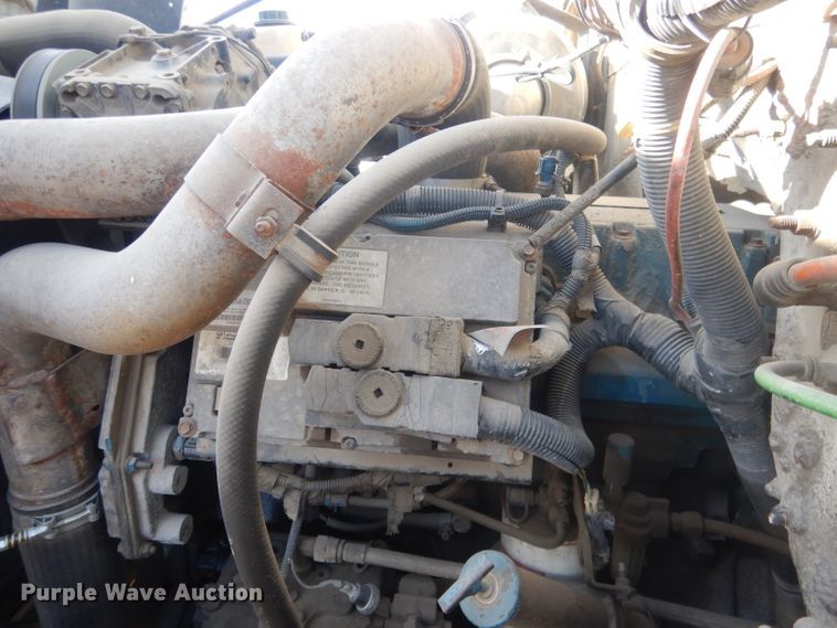 image for item HU9362 2000 International 4900  box truck