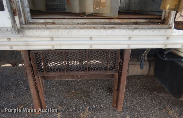 image for item HU9362 2000 International 4900  box truck