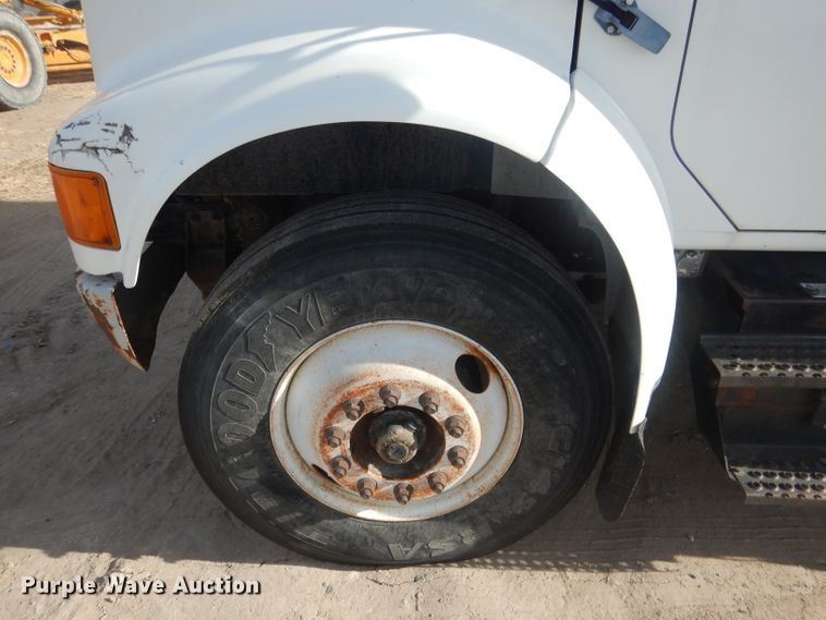 image for item HU9362 2000 International 4900  box truck