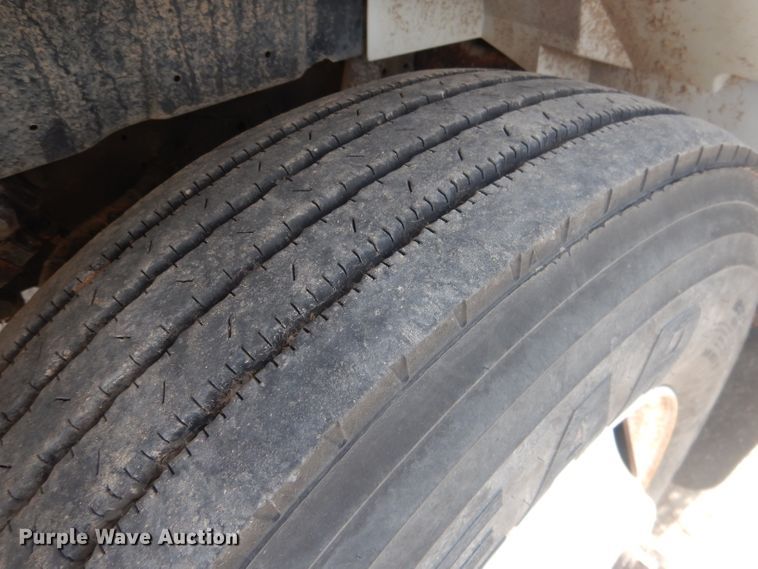 image for item HU9362 2000 International 4900  box truck