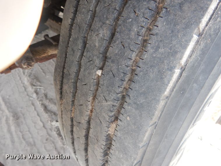 image for item HU9362 2000 International 4900  box truck