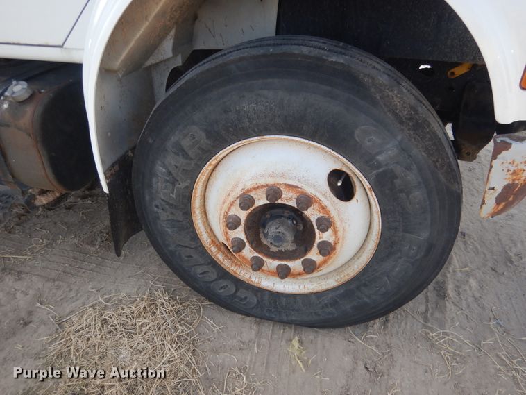 image for item HU9362 2000 International 4900  box truck