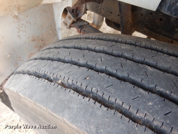 image for item HU9362 2000 International 4900  box truck