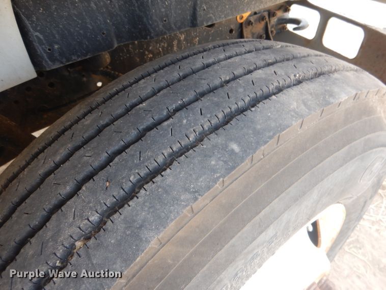 image for item HU9362 2000 International 4900  box truck