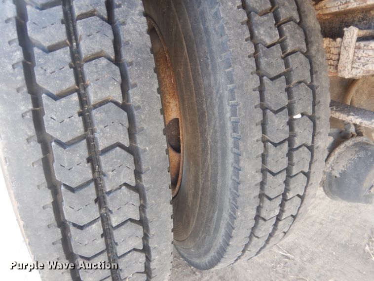 image for item HU9362 2000 International 4900  box truck