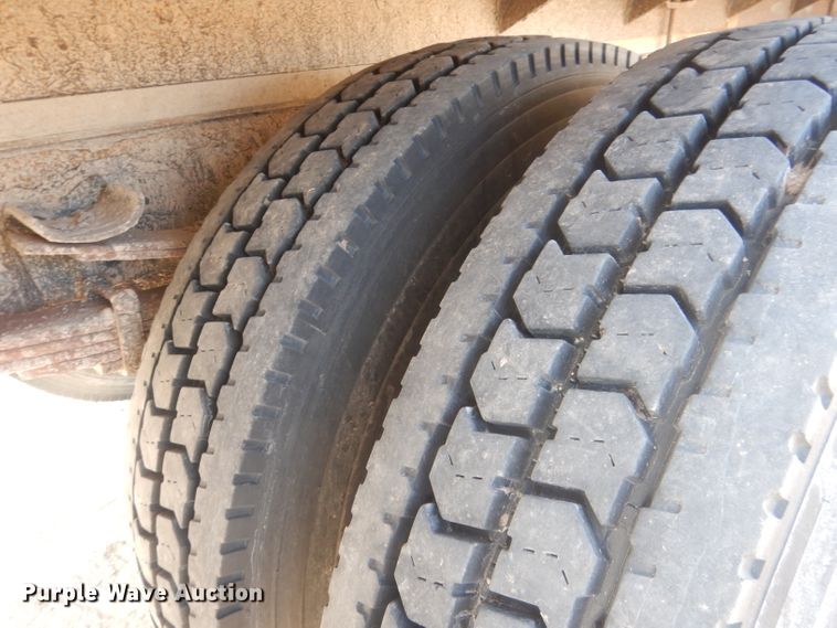 image for item HU9362 2000 International 4900  box truck