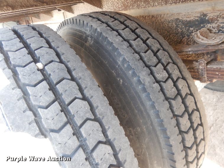 image for item HU9362 2000 International 4900  box truck