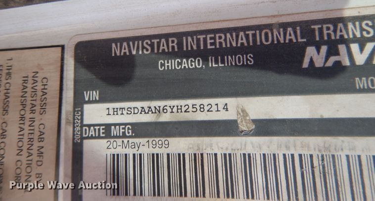 image for item HU9362 2000 International 4900  box truck