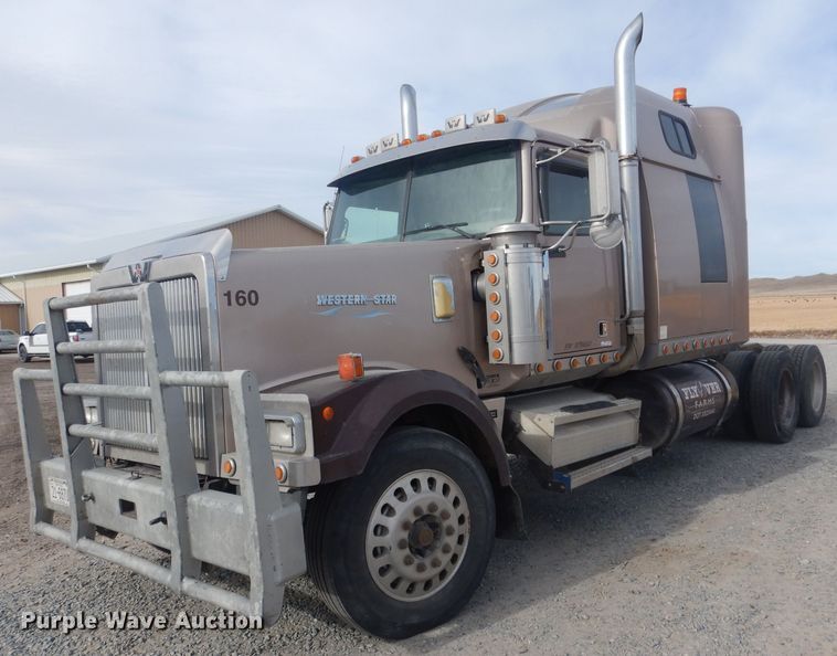 image for item HU9363 2001 Western Star 4900E  semi truck