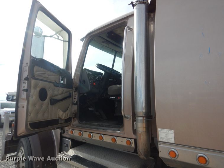 image for item HU9363 2001 Western Star 4900E  semi truck