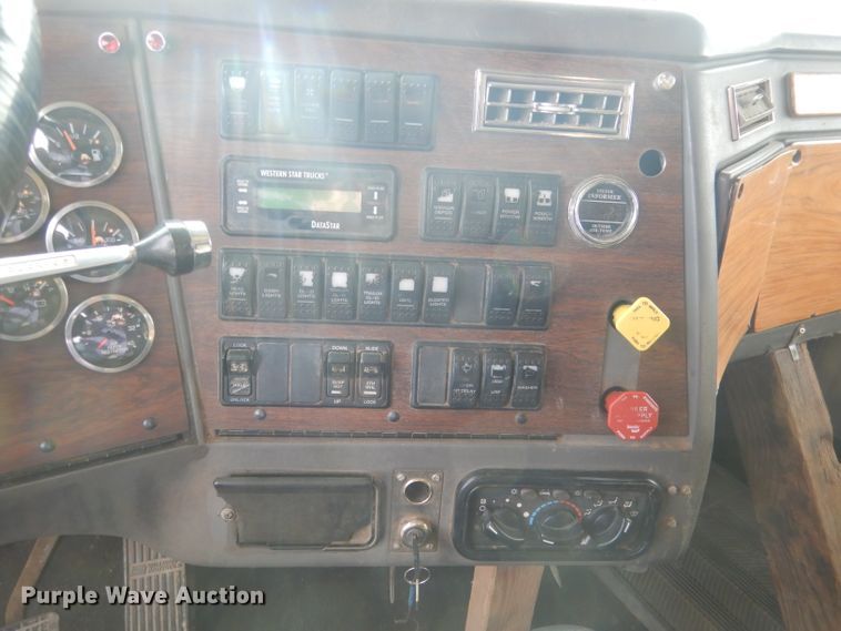 image for item HU9363 2001 Western Star 4900E  semi truck