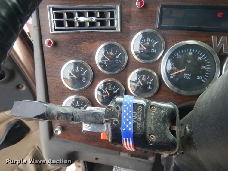 image for item HU9363 2001 Western Star 4900E  semi truck