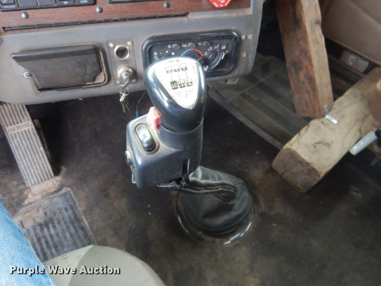 image for item HU9363 2001 Western Star 4900E  semi truck