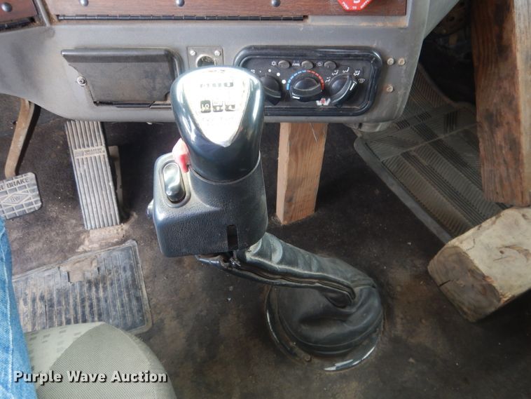 image for item HU9363 2001 Western Star 4900E  semi truck