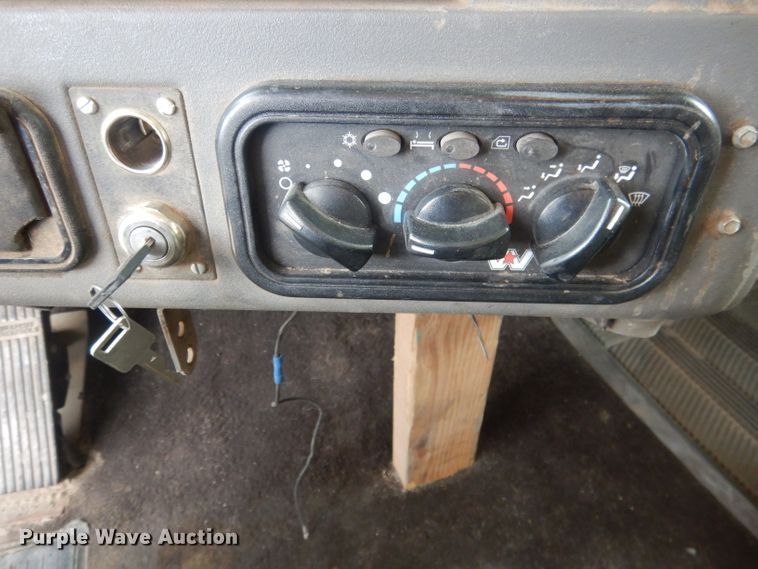 image for item HU9363 2001 Western Star 4900E  semi truck