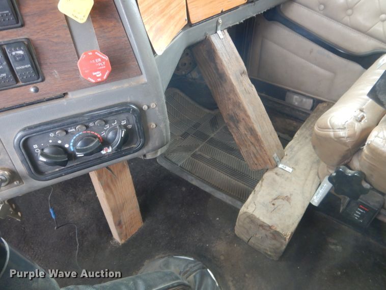 image for item HU9363 2001 Western Star 4900E  semi truck