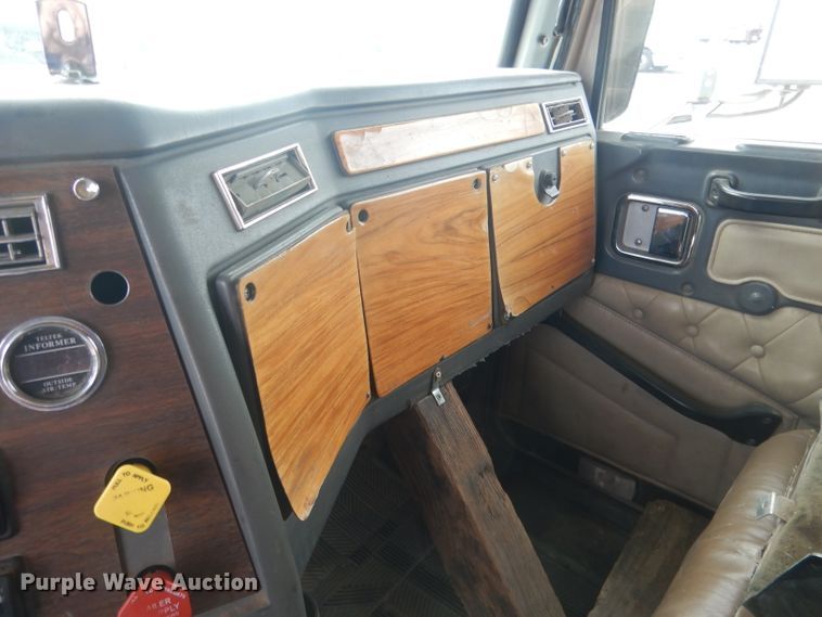 image for item HU9363 2001 Western Star 4900E  semi truck