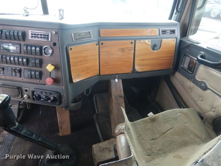 image for item HU9363 2001 Western Star 4900E  semi truck